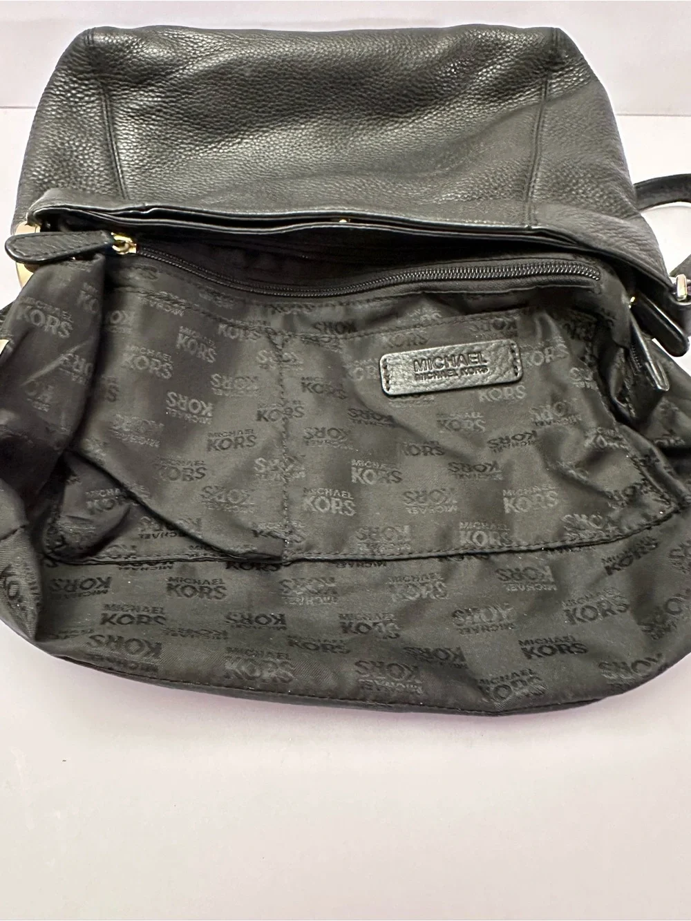 MICHAEL KORS PEBBLED LEATHER • CROSSBODY CLASSIC W/ADJUSTABLE STRAPS PRELOVED